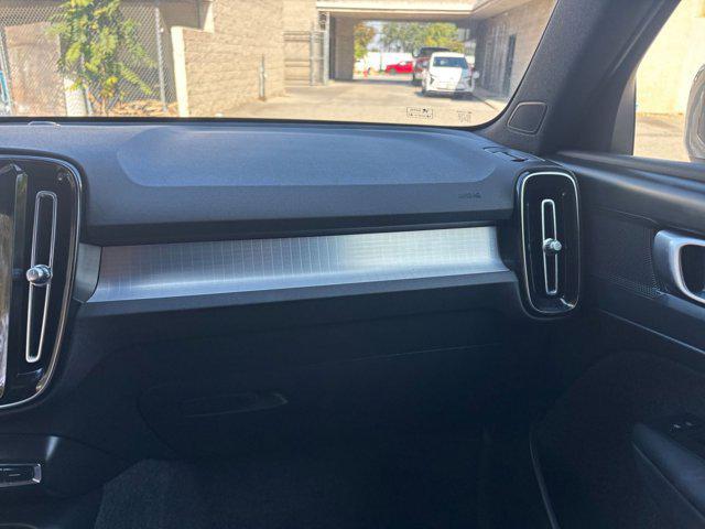 Photo of 2024 Gray Volvo XC40