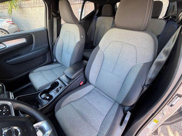 Photo of 2024 Gray Volvo XC40