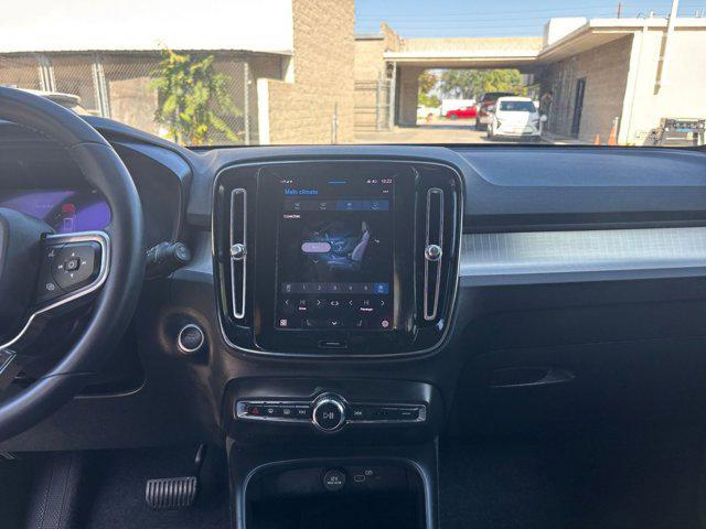 Photo of 2024 Gray Volvo XC40