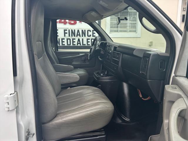 Photo of 2014 Summit White GMC Savana 1500