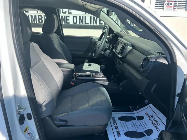 Photo of 2017 Super White Toyota Tacoma