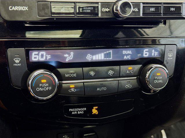 Photo of 2017 Pearl White Nissan Rogue