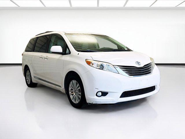 Photo of 2013 Super White Toyota Sienna