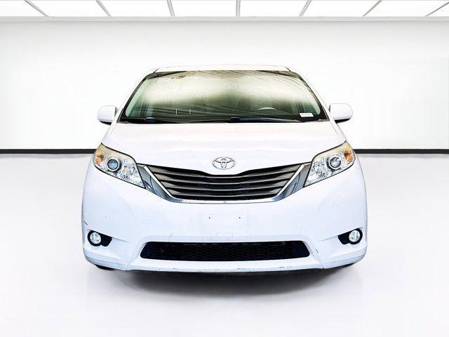 Photo of 2013 Super White Toyota Sienna