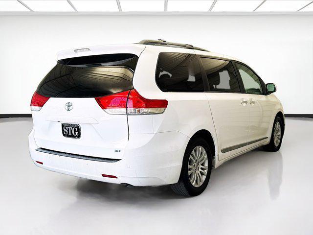 Photo of 2013 Super White Toyota Sienna