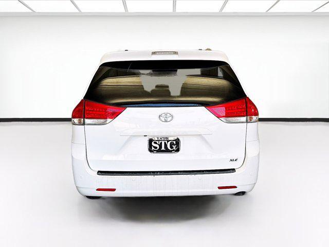 Photo of 2013 Super White Toyota Sienna