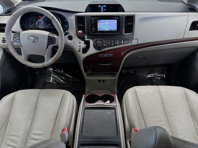 Photo of 2013 Super White Toyota Sienna