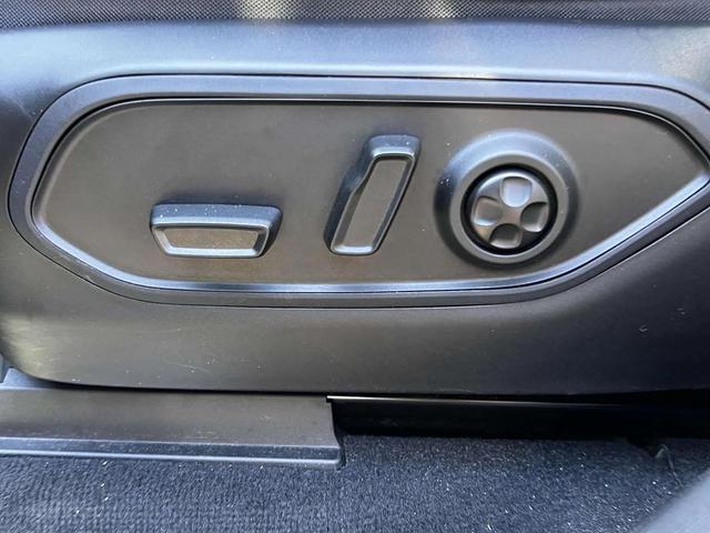 Photo of 2022 Diamond Black Crystal Pearlcoat Jeep Grand Cherokee