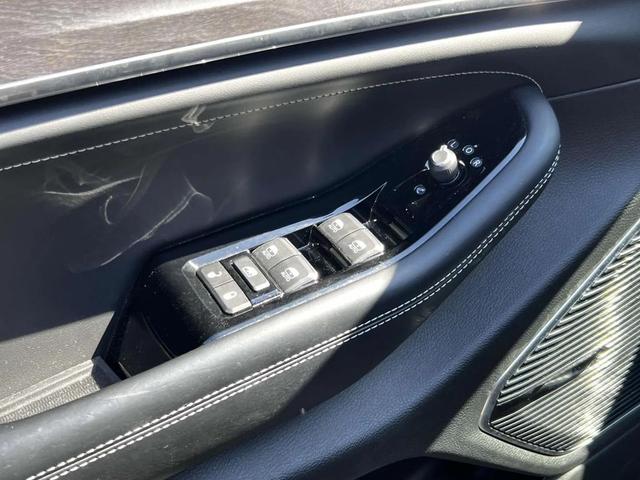 Photo of 2022 Diamond Black Crystal Pearlcoat Jeep Grand Cherokee