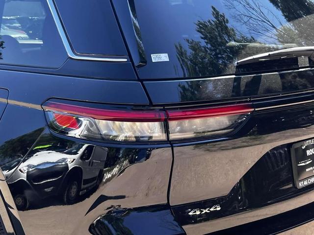 Photo of 2022 Diamond Black Crystal Pearlcoat Jeep Grand Cherokee