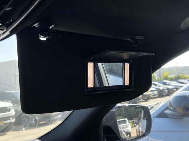 Photo of 2022 Diamond Black Crystal Pearlcoat Jeep Grand Cherokee