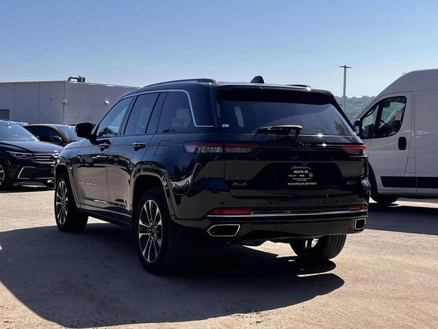 Photo of 2022 Diamond Black Crystal Pearlcoat Jeep Grand Cherokee