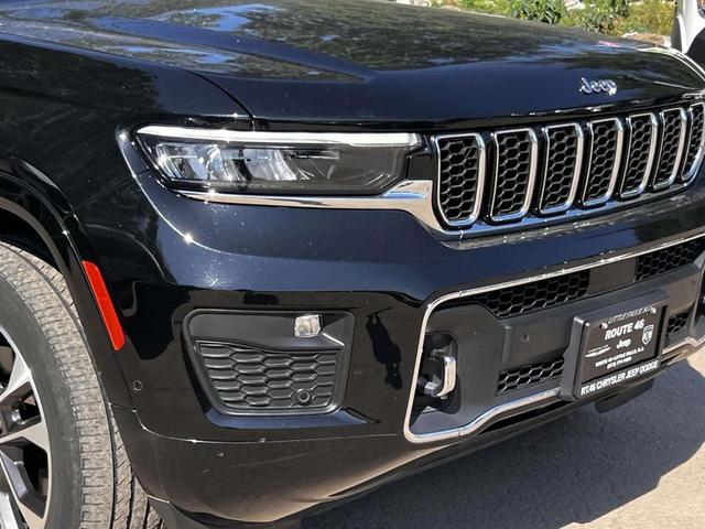 Photo of 2022 Diamond Black Crystal Pearlcoat Jeep Grand Cherokee