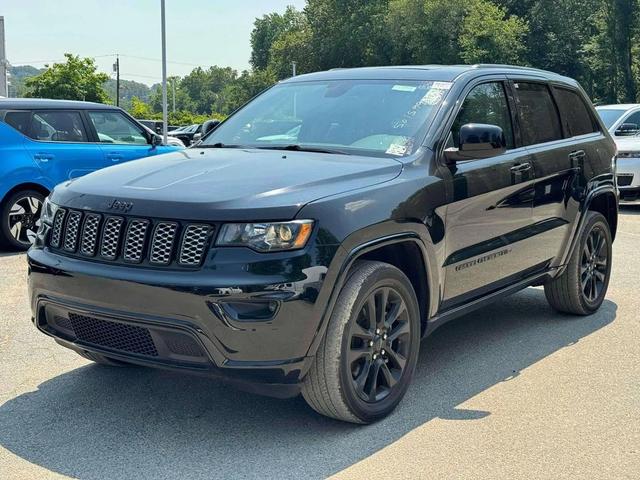 Photo of 2022 Diamond Black Crystal Pearlcoat Jeep Grand Cherokee
