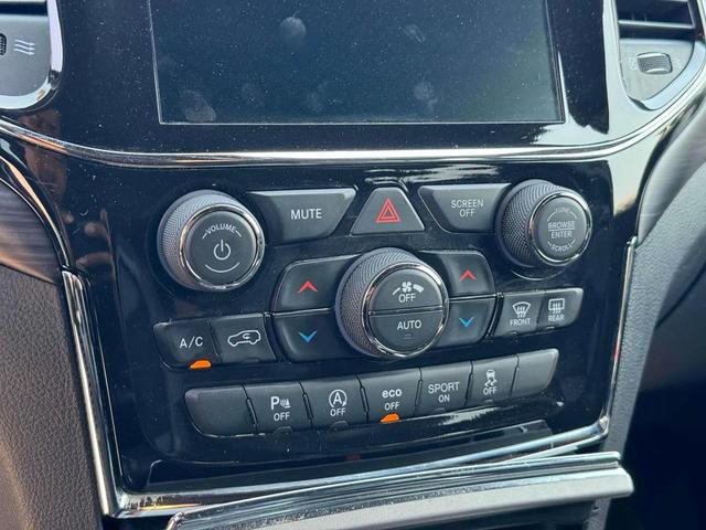 Photo of 2022 Diamond Black Crystal Pearlcoat Jeep Grand Cherokee