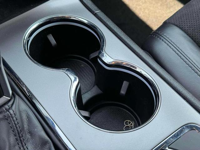 Photo of 2022 Diamond Black Crystal Pearlcoat Jeep Grand Cherokee