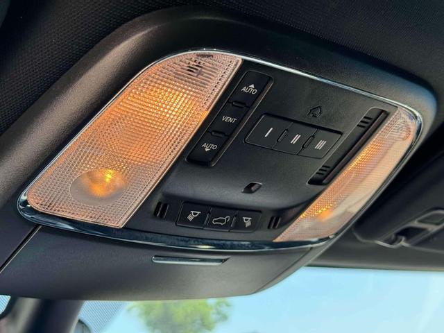 Photo of 2022 Diamond Black Crystal Pearlcoat Jeep Grand Cherokee