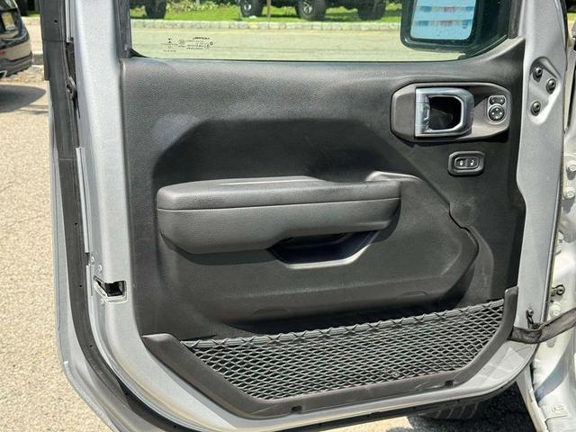 Photo of 2022 Silver Zynith Clearcoat Jeep Gladiator