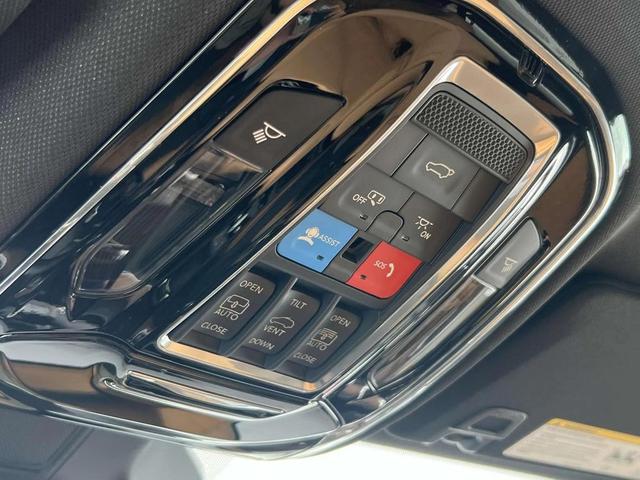 Photo of 2023 Diamond Black Crystal Pearlcoat Jeep Grand Cherokee