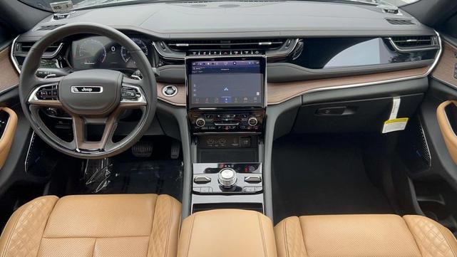 Photo of 2023 Diamond Black Crystal Pearlcoat Jeep Grand Cherokee