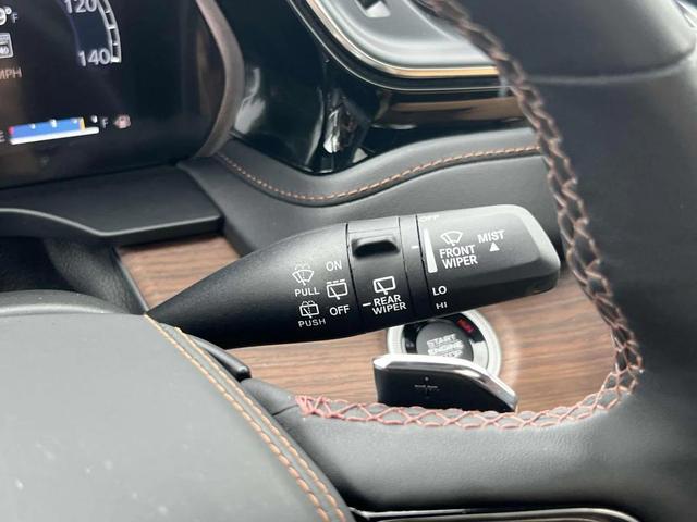 Photo of 2023 Diamond Black Crystal Pearlcoat Jeep Grand Cherokee
