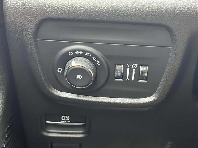 Photo of 2023 Diamond Black Crystal Pearlcoat Jeep Grand Cherokee