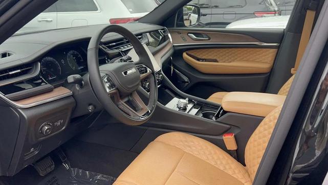 Photo of 2023 Diamond Black Crystal Pearlcoat Jeep Grand Cherokee