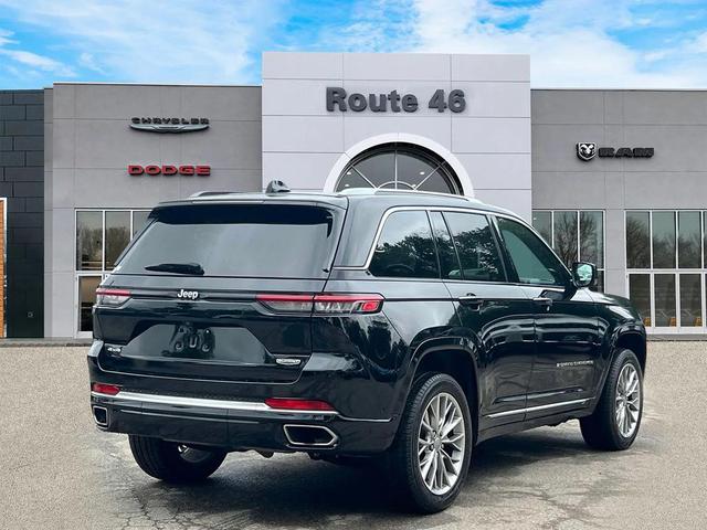 Photo of 2023 Diamond Black Crystal Pearlcoat Jeep Grand Cherokee