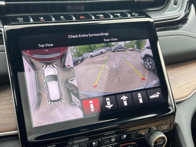 Photo of 2023 Diamond Black Crystal Pearlcoat Jeep Grand Cherokee
