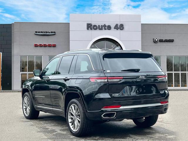 Photo of 2023 Diamond Black Crystal Pearlcoat Jeep Grand Cherokee