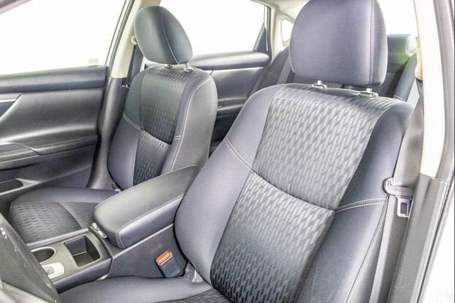 Photo of 2018 Glacier White Nissan Altima