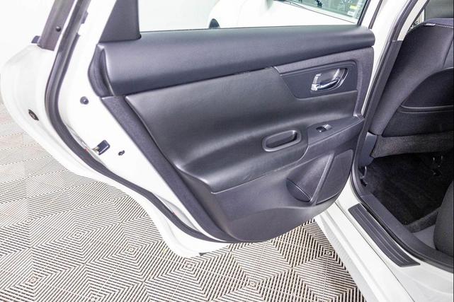 Photo of 2018 Glacier White Nissan Altima