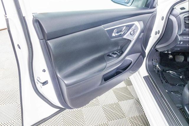 Photo of 2018 Glacier White Nissan Altima