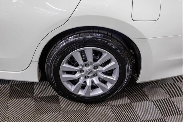 Photo of 2018 Glacier White Nissan Altima