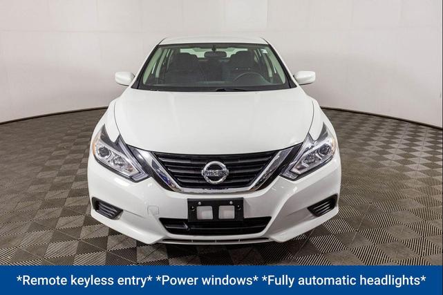 Photo of 2018 Glacier White Nissan Altima