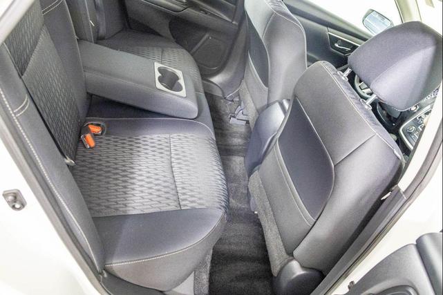 Photo of 2018 Glacier White Nissan Altima