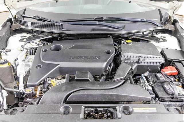 Photo of 2018 Glacier White Nissan Altima