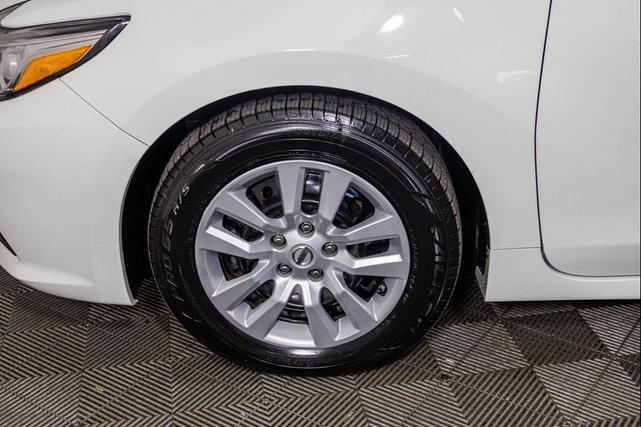 Photo of 2018 Glacier White Nissan Altima