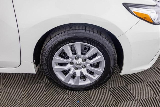 Photo of 2018 Glacier White Nissan Altima
