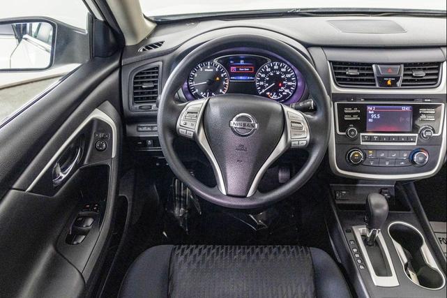 Photo of 2018 Glacier White Nissan Altima
