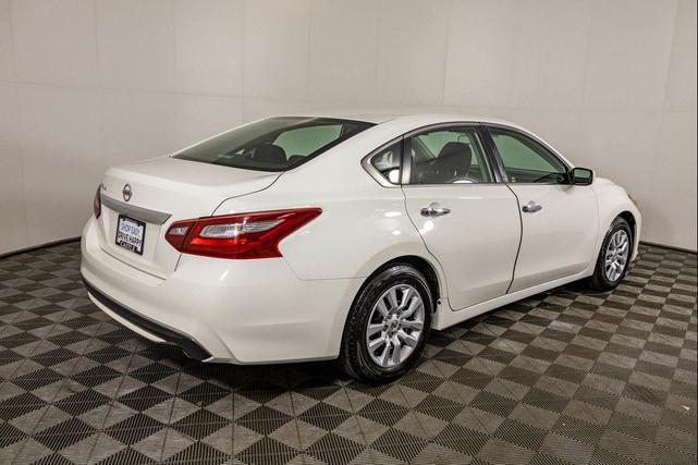 Photo of 2018 Glacier White Nissan Altima