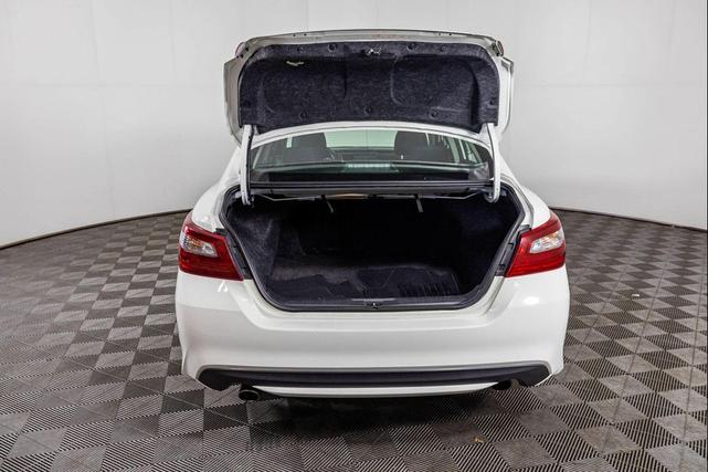 Photo of 2018 Glacier White Nissan Altima