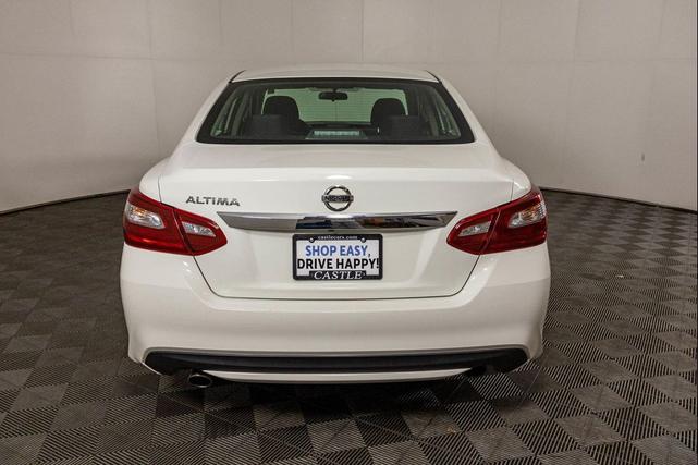 Photo of 2018 Glacier White Nissan Altima