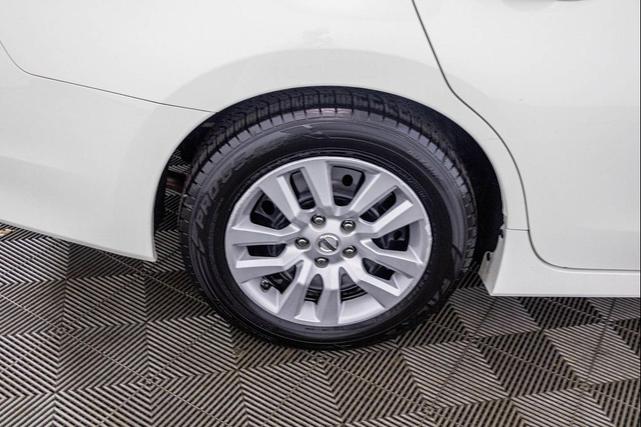 Photo of 2018 Glacier White Nissan Altima