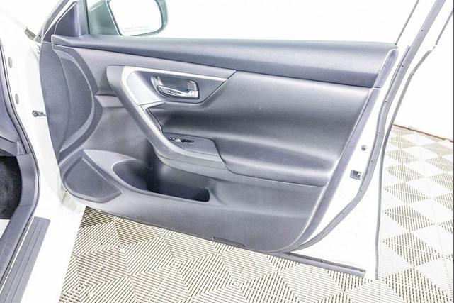 Photo of 2018 Glacier White Nissan Altima