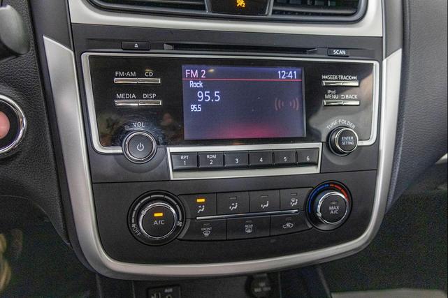 Photo of 2018 Glacier White Nissan Altima