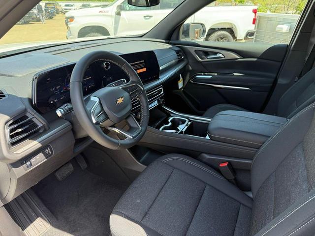 Photo of 2025 Summit White Chevrolet Traverse