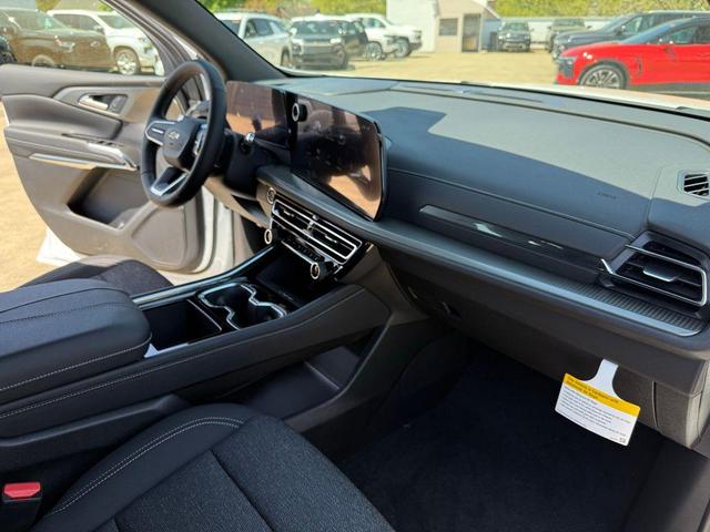 Photo of 2025 Summit White Chevrolet Traverse