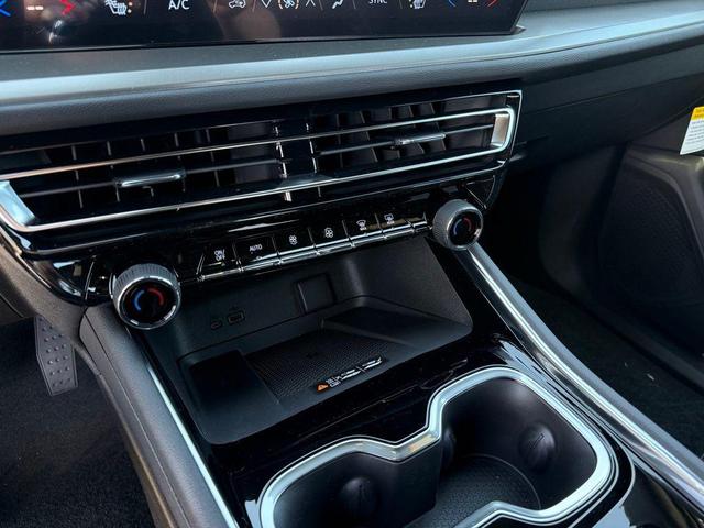 Photo of 2025 Summit White Chevrolet Traverse
