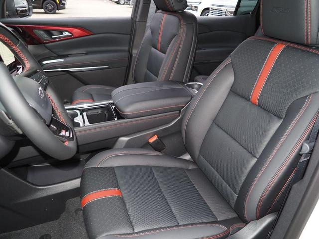 Photo of 2025 Iridescent Pearl Tricoat Chevrolet Traverse